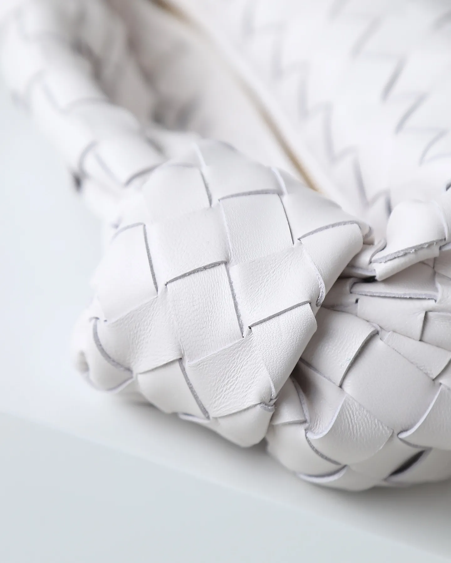 800. Bottega veneta͙.——-The latest braided and knotted hobo🔥 The top-grade lambskin leather is very soft, the bag shape is unique, practical and durable. It retains the traditional weaving elements while being a bit more flamboyant ~ Made of hand-woven sheepskin, zipper opening and closing, curved seamless structure, effortless to match. Highly recommended⚠️⚠️⚠️ The most high-end in the market🌈Welcome to compare [Factory complete package] size: 23x15x5cm.   Model: 651876